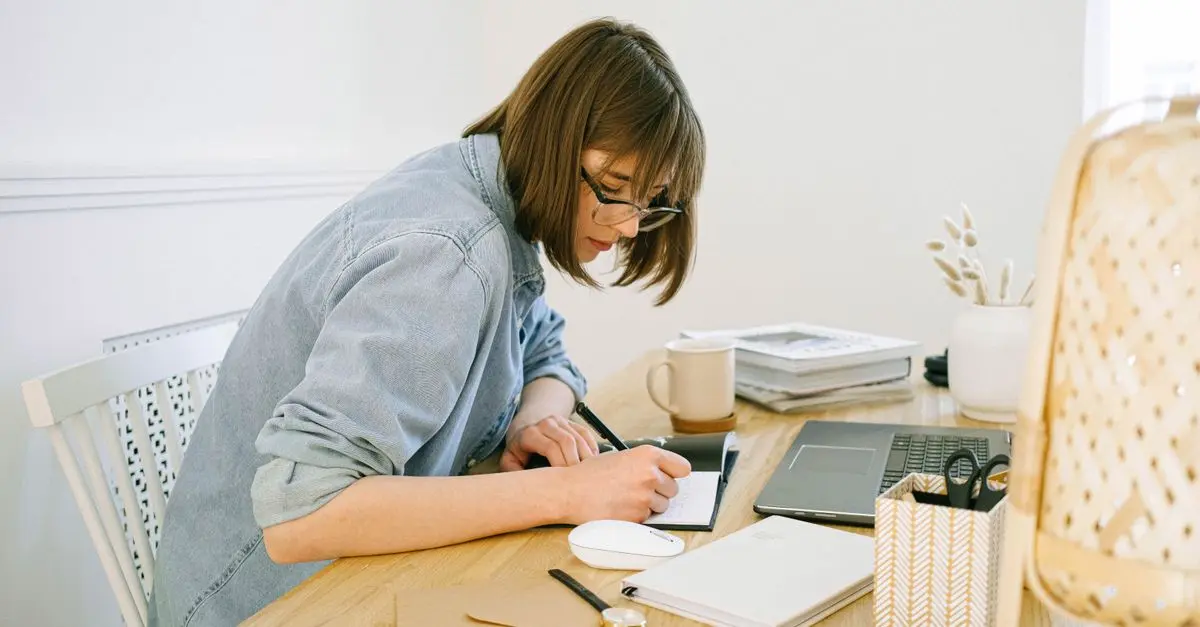Le Télétravail : Comment Concilier Études et Emploi à Distance