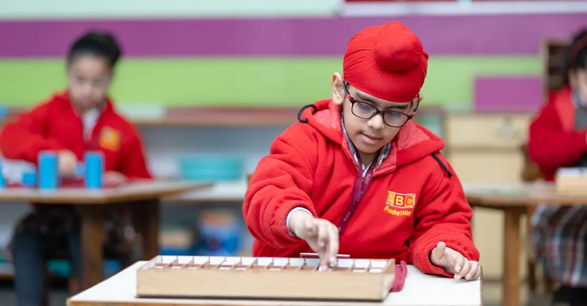 Pourquoi Choisir la Montessori pour le Retour en Classe